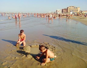 Bambini bagnasciuga